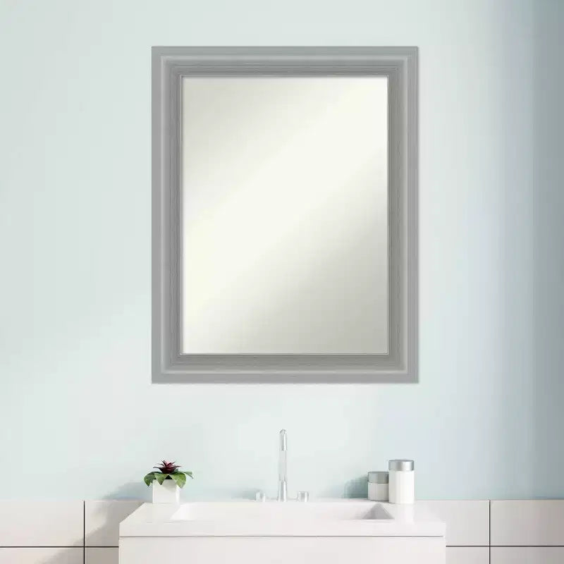 Miroir de salle de bain étroit en nickel poli 23" x 29", sans biseau