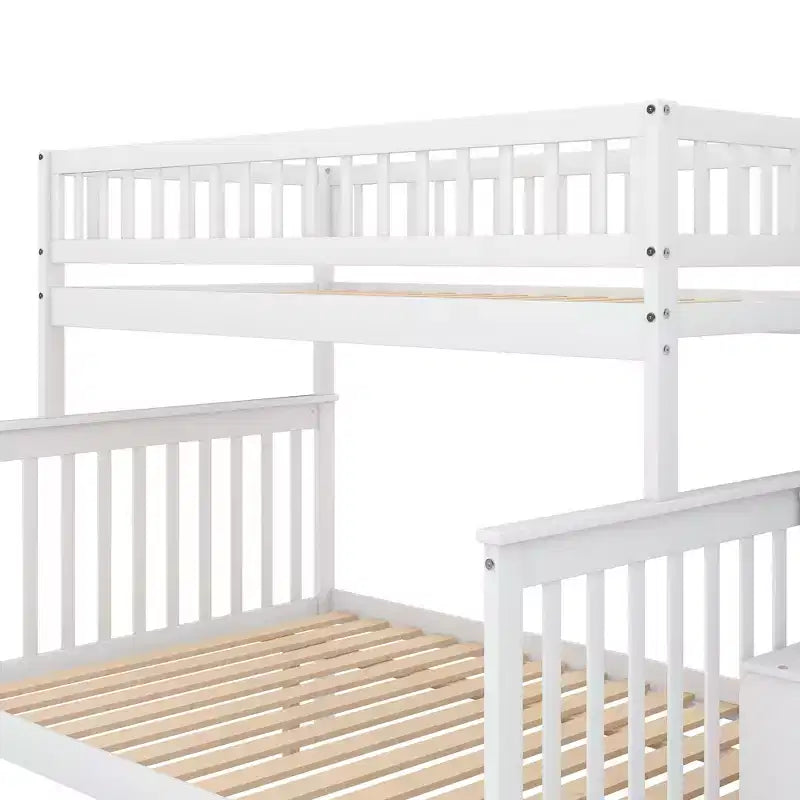Lit superposé jumeau sur grand lit avec escalier et rangement