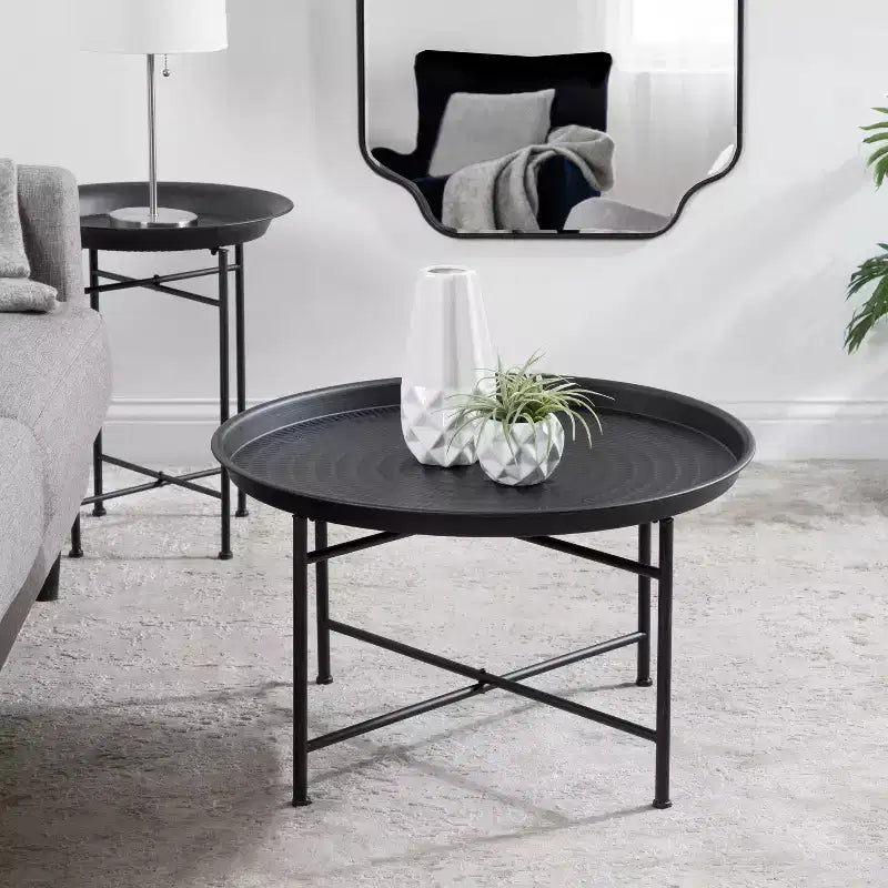 Table basse ronde en métal avec piètement géométrique, doré et blanc