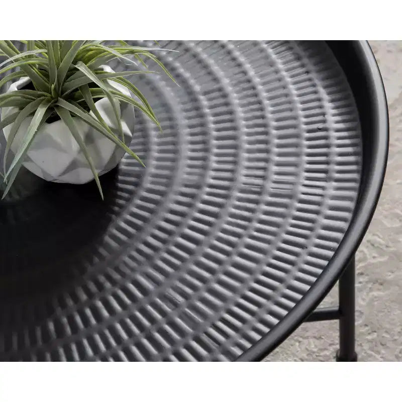 Table basse ronde en métal avec piètement géométrique, doré et blanc