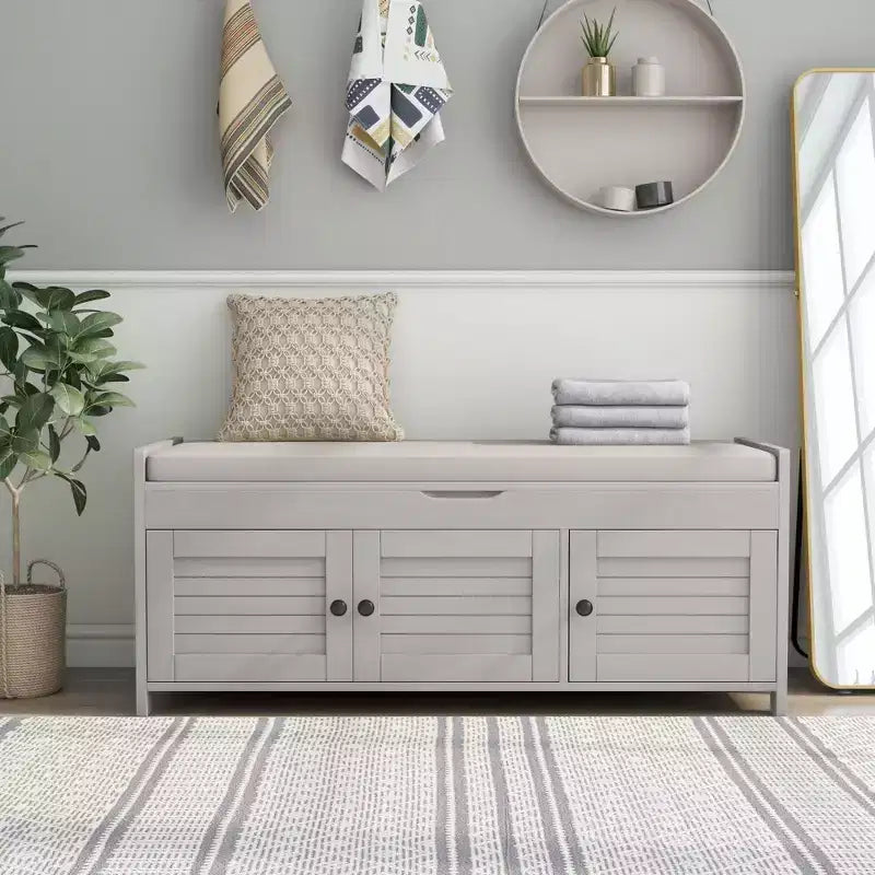Banc de rangement avec 3 portes persiennes, coussin amovible et rangement dissimulé