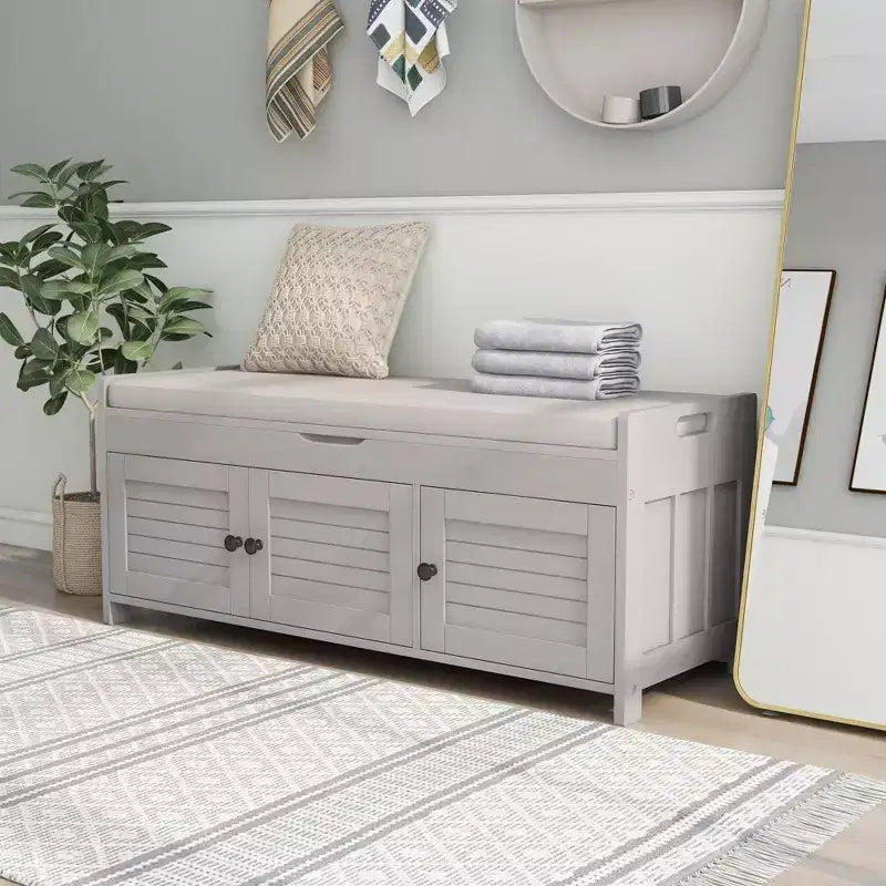 Banc de rangement avec 3 portes persiennes, coussin amovible et rangement dissimulé